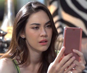 Đến nhà bạn thân chơi, cầm điện thoại của chồng, tôi bật khóc nức nở