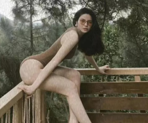Bồ Quang Hải khoe ảnh hở hang, đỏ mặt hơn là caption 'giường chiếu'