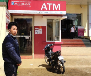 Dùng dao khống chế người phụ nữ tại cây ATM để cướp tiền