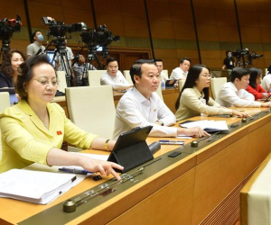 Giá xăng tăng kỷ lục, Quốc hội yêu cầu hỗ trợ người có thu nhập thấp