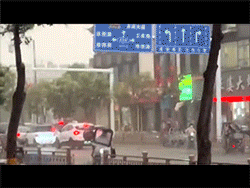 Hoảng sợ trước cảnh gió và bụi vần vũ trên đường phố Trung Quốc