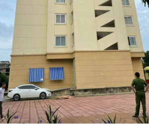 Sau tiếng động mạnh, người dân tá hóa phát hiện người đàn ông rơi từ tầng cao chung cư tử vong
