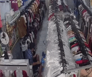 Clip: Ông bố 'não cá vàng' hốt hoảng chạy đi tìm con dù đang bế trên tay