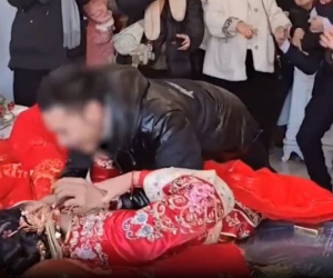 Người đàn ông đè cô dâu lên giường ngay trước mặt chú rể, phản ứng của chú rể khiến dân tình khuyên vội cô dâu: 'Quay xe ngay đi còn kịp!'
