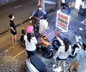 TP HCM: Trộm ngang nhiên 'bẻ khoá' xe máy trước mặt nhiều người