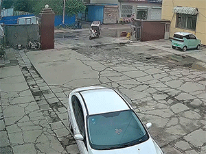 'Mặc kệ' bà chủ đang hớt hải đuổi theo, chiếc xe ba bánh vẫn tự lái thong dong trên đường rồi suýt gây tai họa