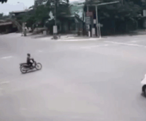 Clip: Chạy tốc độ cao, xe cứu thương tông văng xe máy ở ngay ngã tư