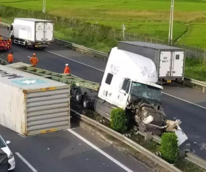 Xe container lật, tuyến cao tốc TP HCM – Trung Lương kẹt xe hơn 3 giờ