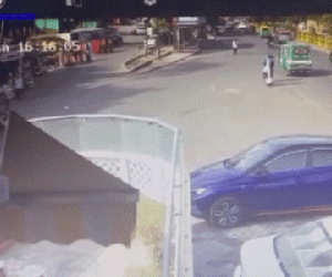 Clip: Hai tên cướp táo tợn giật túi xách, kéo cô gái bay văng xe