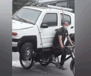 Video: Hài hước người đàn ông dùng xe 3 bánh chở ô tô bon bon trên phố