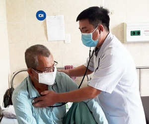 Bác sĩ gắp hạt tiêu nằm trên đỉnh phổi người đàn ông suốt 7 năm