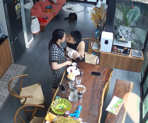 Bố mẹ hôn nhau trước mặt, cậu con trai ở giữa rơi vào cảnh 'thất sủng' khiến dân mạng phì cười