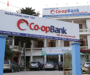 Bắt tạm giam cán bộ ngân hàng chiếm đoạt tiền của gần 100 khách hàng