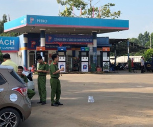 Phong tỏa, khám xét trong đêm một cây xăng nghi làm xăng giả quy mô lớn