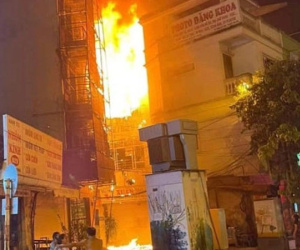 Cả khu phố náo loạn khi phát hiện lửa bốc lên ngùn ngụt từ căn nhà 4 tầng ở Hà Nội