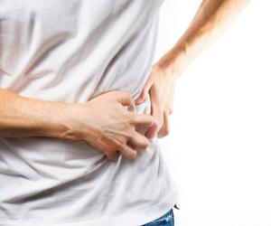 Đau thắt lưng nhưng cứ lờ đi, người đàn ông không cử động nổi, phải nhập viện cấp cứu