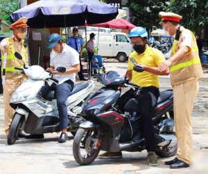 Hà Nội ngày nóng đỉnh điểm, ‘quý ông’ đi uống bia bị phạt kịch khung