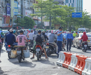 Tổ chức lại giao thông tại Ngã Tư Sở: Lực lượng chức năng căng mình, người dân dần tuân thủ