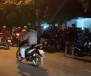 2 người dân đang ngồi hóng mát bất ngờ bị 4 kẻ đi xe máy áp sát, dí dao vào cổ
