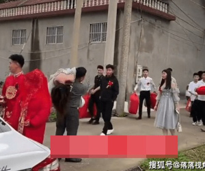 Phù rể phù dâu 'giật' sự chú ý của tân lang tân nương ngay trong đám cưới vì hành động 'bỏng mắt' này