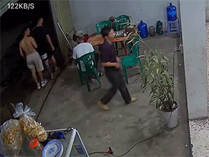 Phẫn nộ cảnh thanh niên bị bạn bè dàn cảnh đánh hội đồng ngay quán bia