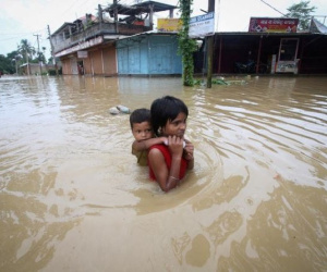 Mưa lũ khủng khiếp ở Ấn Độ, Bangladesh, nhấn chìm cả sân bay
