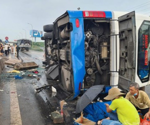 Lật xe khách kinh hoàng, 8 người thương vong, nhiều người kêu cứu