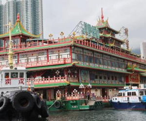 Siêu nhà hàng nổi của Hồng Kông lật úp ở Biển Đông