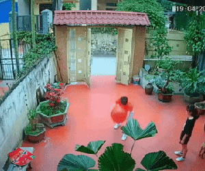 Anh trai xông xáo dạy em gái cách vẩy rau, cái kết sau một giây khiến cô bé 'chán không buồn nói'