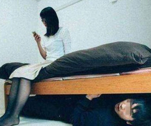 Trốn dưới gầm giường rình vợ ngoại tình suốt 8 tiếng, người đàn ông rơi vào cảnh thảm hại