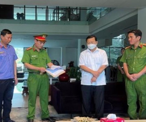 Hình ảnh bắt, khám nhà nguyên Chủ tịch HĐQT Công ty Nhơn Trạch