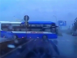 Khoảnh khắc xe khách lật nhào trên quốc lộ 1, hàng chục hành khách trong xe hoảng loạn kêu cứu