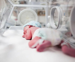 Mổ đẻ, bác sĩ 'xẻo' luôn cả tai em bé