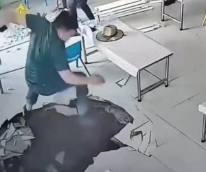 Clip đang ngồi trong nhà, người đàn ông suýt bị 'hố tử thần' nuốt trọn khiến nhiều người kinh hãi