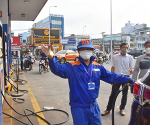 Đề xuất giảm thuế xăng dầu: Như muối bỏ bể!
