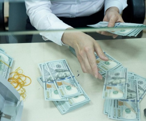 Giá USD được dự báo sẽ chạm mốc 23.500 đồng vào cuối năm