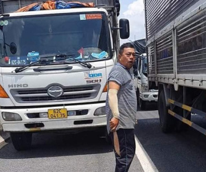 Video: Không nhường đường cho xe cứu thương, tài xế xe tải còn cầm dao 'sấn sổ' đòi xử tại chỗ