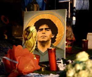 Huyền thoại Maradona qua đời do 8 nhân viên y tế mưu sát?
