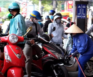 Xăng tăng giá, tài xế bỏ nghề, hãng xe lo trụ không nổi