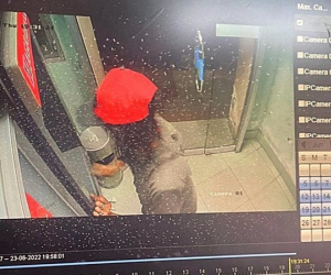 Một phụ nữ dùng đá phá tan tành trụ ATM