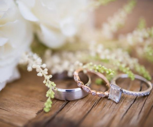 Nhận thiệp mời cưới của bạn thân, tôi chết lặng khi nhìn tên chú rể
