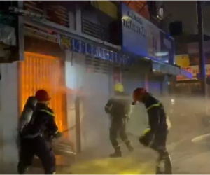 Cháy nhà 3 tầng giữa trung tâm TP.HCM, hai người bị mắc kẹt gào thét kêu cứu