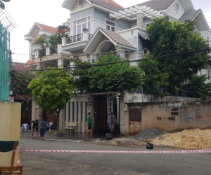 Truy bắt thanh niên mặc áo Grab nghi đâm chết chủ biệt thự ở Sài Gòn