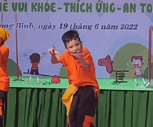 Cậu bé lớp 3 gây sốt với biểu cảm cuốn hút cùng vũ đạo chuyên nghiệp trong buổi diễn văn nghệ