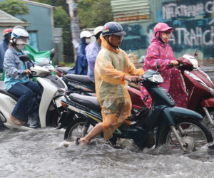 Hình ảnh người dân chật vật vượt ngập trong mưa cực lớn ở TP HCM