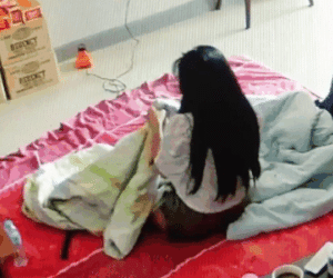 Clip: Cô gái hốt hoảng bỏ chạy khi phát hiện rắn hổ mang nằm dưới chăn