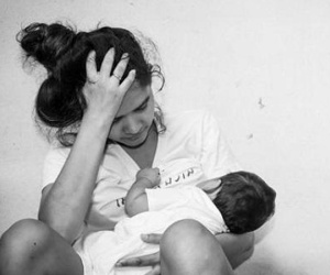 Vụ mẹ ném con từ lầu 5 xuống đất: Trầm cảm sau sinh đáng sợ thế nào?