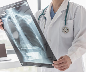 Cô gái khiếu nại bác sĩ nam do bị yêu cầu cởi trần chụp X-quang