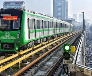 Nhiều người bỏ ô tô con đi tàu đường sắt đô thị Cát  Linh - Hà Đông