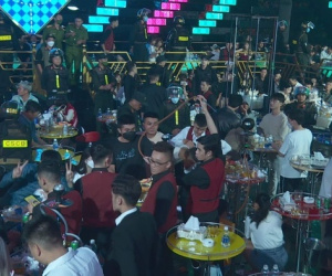 Đột kích quán bar, phát hiện đối tượng mang súng cùng 25 viên đạn phòng thân